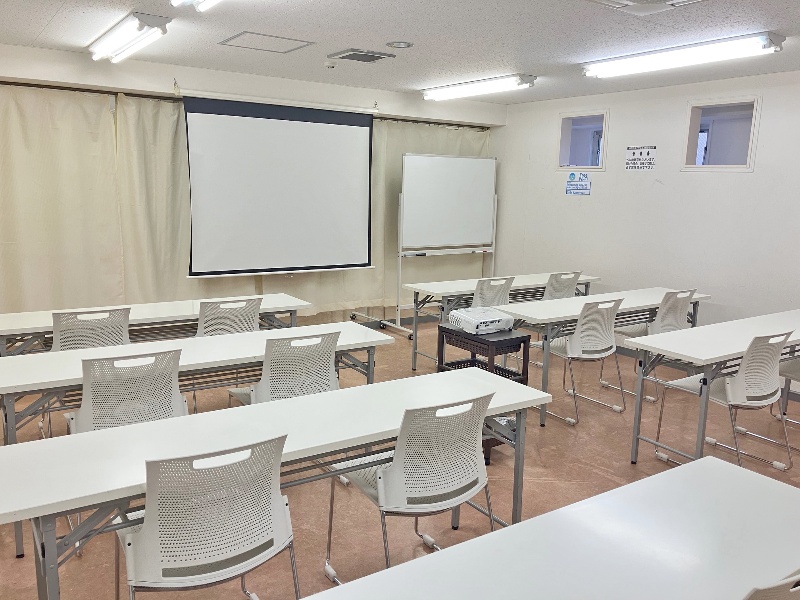 少人数の会議や打ち合わせ、面接会場等にちょうどよい広さとなっております。