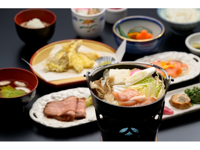 宴会のお食事の一例です。鶏鍋