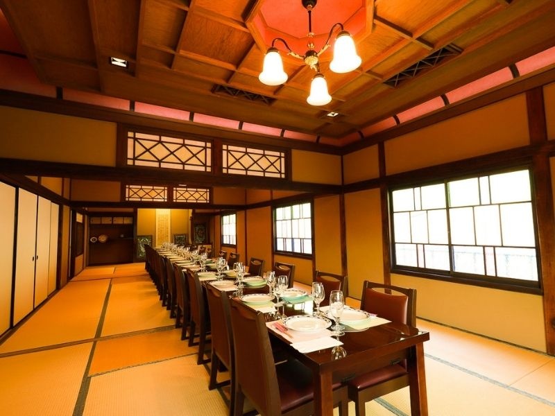 ステンドグラスの光が差し込む完全個室。和洋折衷が混在するノスタルジックな空間。タイムスリップしたかのようなレトロモダンなお時間をお過ごしいただけます。