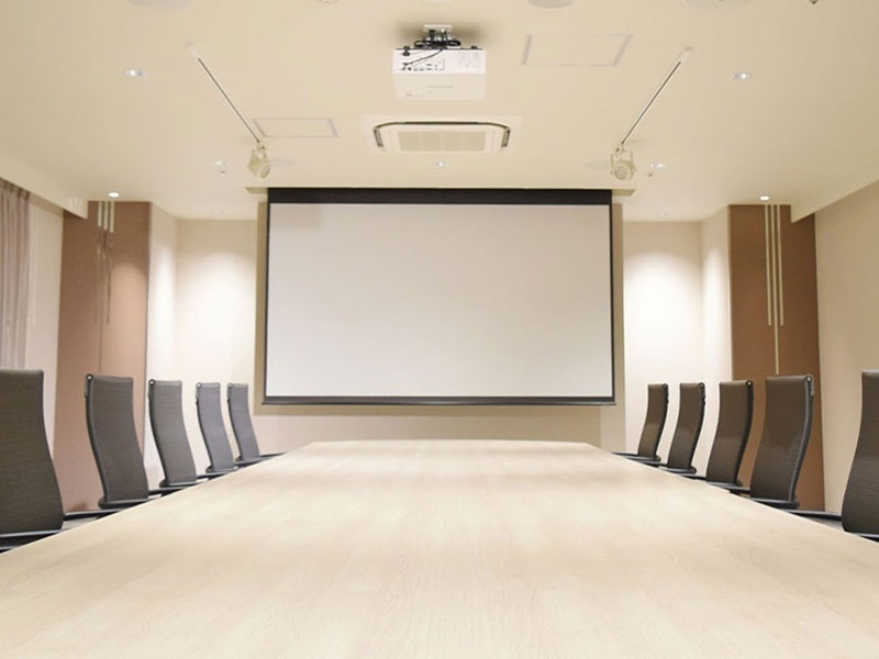 プライベートなミーティング、オンラインイベントに最適な空間のボードルーム「KAMURO」。
※スクリーン(120インチ)、プロジェクター、専用インターネット回線完備の会場です。