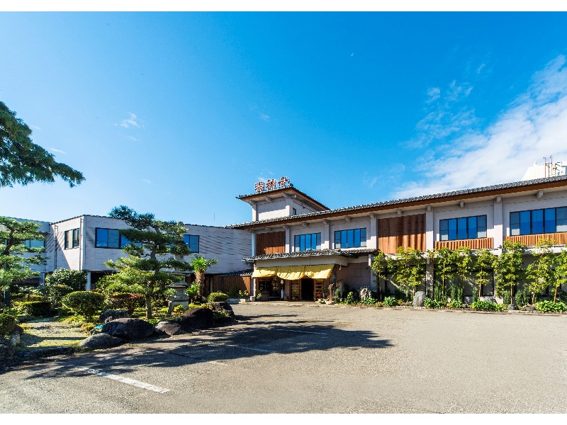 正面駐車場と道を挟んだ第二駐車場合わせて５０台ほど駐車可能です。