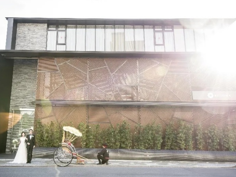 【姉妹店のご紹介】KOTOWA 京都 八坂
KOTOWA 京都 中村楼から徒歩5分の距離にある八坂神社や丸山公園、祇園など京都の名所がすぐそばにある便利なアクセス。広々とした館内にはお控室や少人数の会議 スペースまで完備。