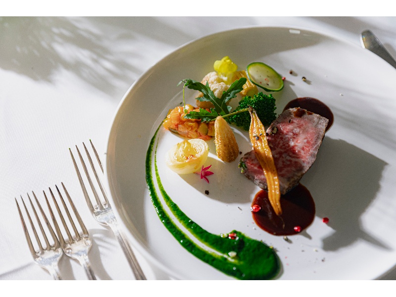 【フルコーススタイル】
専属シェフが作るフレンチをゆったりとお楽しみいただけます。
表彰パーティーや周年記念パーティーにお勧めです。