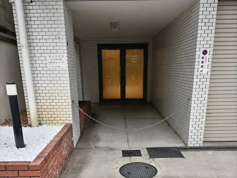 入口スロープ
バリアフリーになっております。