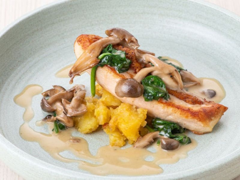 ディナーパーティープランでも提供
【低温調理したチキンブレストのロースト】