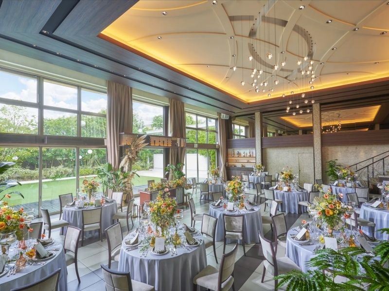 天井高10m以上の開放的な空間で、最大110名収容可能。大規模な会議やセミナー、研修に最適な、集中できる上質な会議室です。