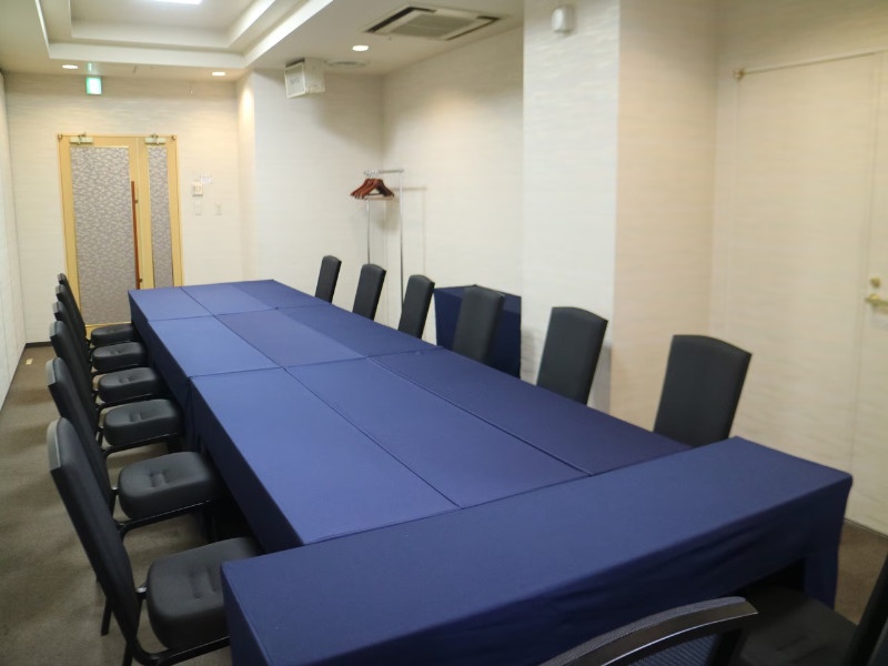 パール
面積	33㎡(10坪)
天井高	2.6ｍ
最大収容人数	9名
会議・研修等の多目的利用が可能です。