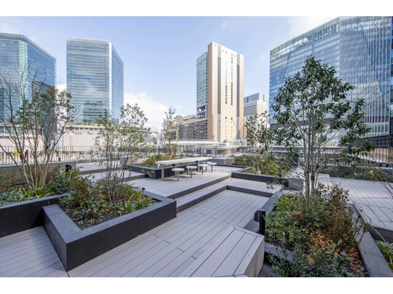 店舗に隣接するテラスの昼の風景