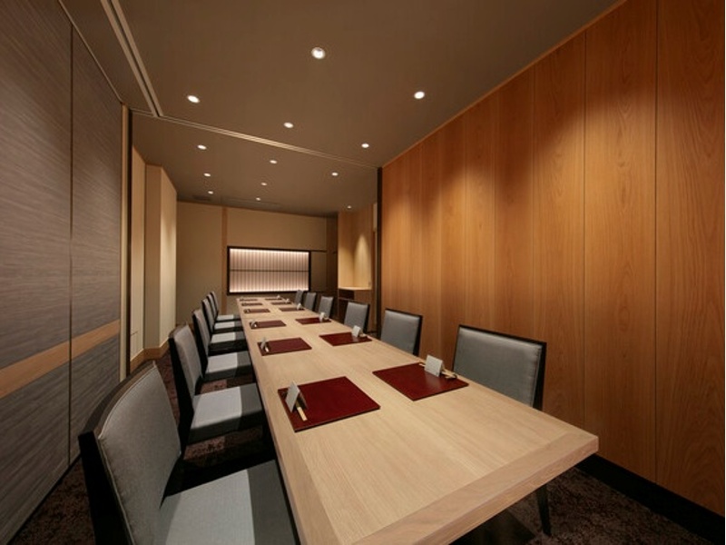 和の趣漂う空間で、本格和食を良質なサービスでご堪能ください。