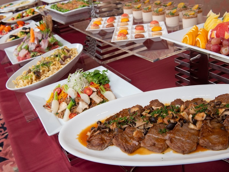 ケータリング（ホテル仕様のパーティー料理、お弁当、ドリンク等）はグループ会社と連携してご用意。※写真はイメージ。