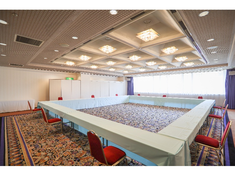 出入口にカーテンあります。