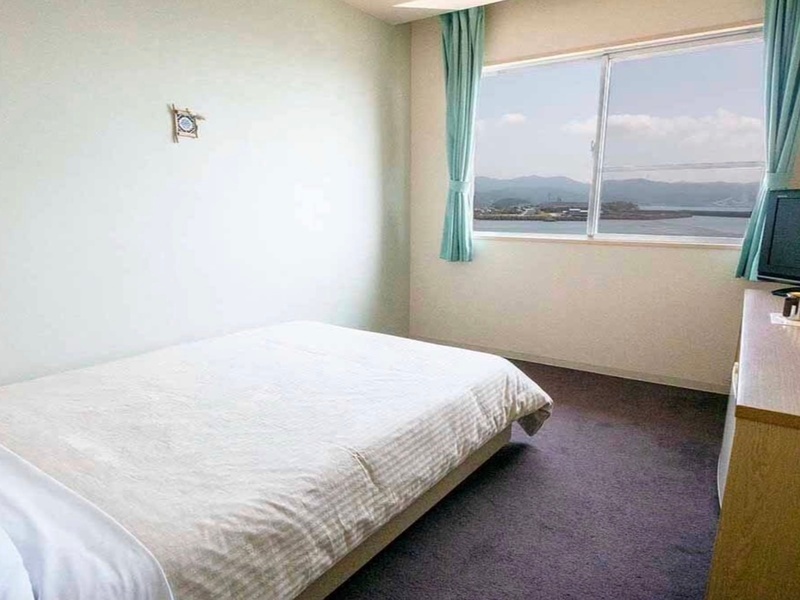 シングルルーム
出張や一人旅に最適なシングルルームです。
出張・長距離移動や残業で疲れた体をゆっくり癒せる、寛ぎの空間です。