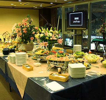 基本はスペース利用2時間+宴席2.5時間のパックになっております。利用時間の延長は予約時にのみ受付が可能です。当日の時間延長はできませんので、あらかじめご了承の上、ご利用時間をお決めください。