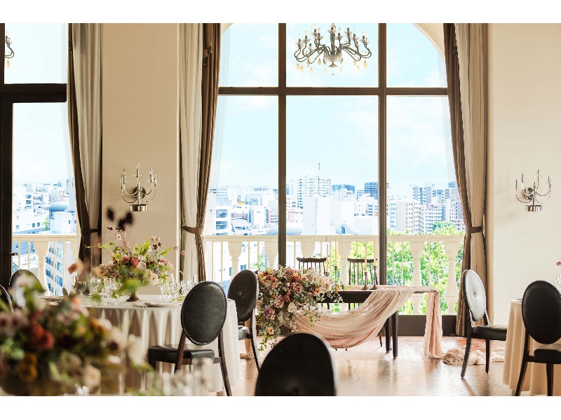 【アッズーロ】
白を基調にした自然光が溢れる明るく華やかな空間では、レセプションや展示会でのご利用にもおすすめです。
【円卓着席】最適人数:96名　  最大:128名
【スクール】最適人数:130名　最大:150名
【シアター】最適人数:180名　最大:200名