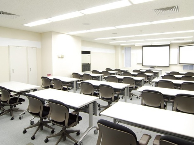 中研修室(77-82㎡)全3室
スクール最大30名 島型最大30名(6名×5島)