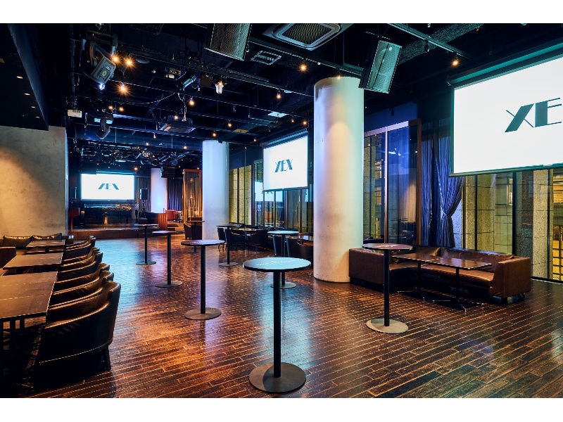 The BAR　
着席:90名　立食:180名
3面の大型スクリーン完備