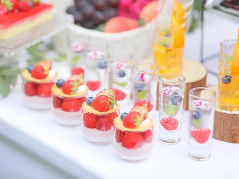 ライブキッチンでのシェフパフォーマンスは必見。調理の過程も楽しめる、エンターテイメント性溢れる料理体験を。