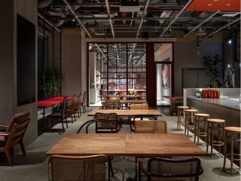 六本木の中心、TOKYO NODE内に位置する開放的なカフェ＆ダイニング。