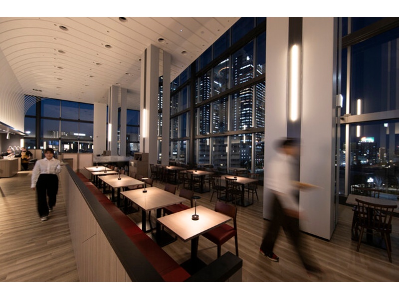 店内は広々100名着席
天井も高く大きな窓もあり開放感たっぷり