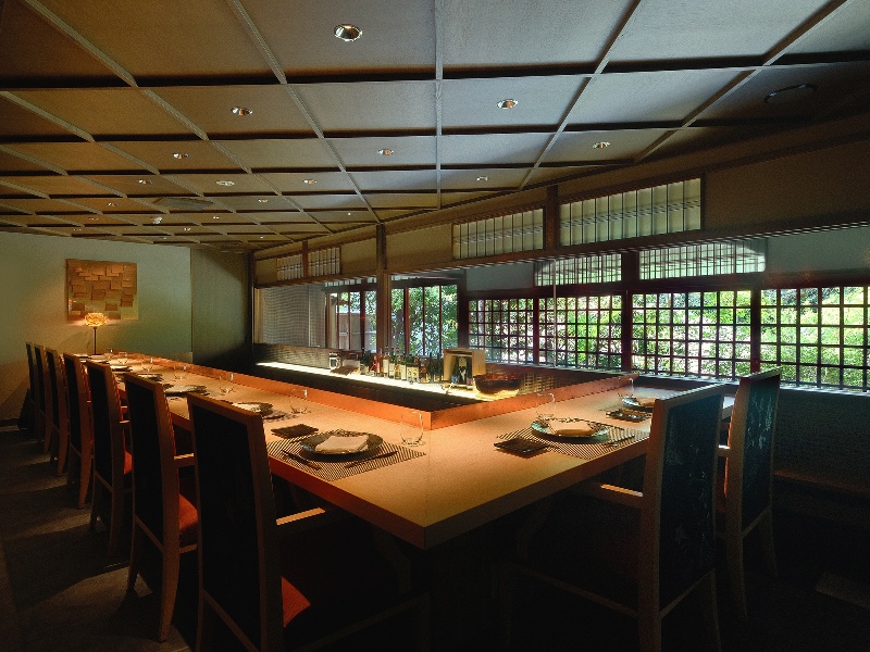 【高台寺 極 -KIWAMI-】
最高の食材を、最高の調理法で、シェフおすすめのワインとともに味わう、美食家のための隠れ家フレンチレストラン。11席限定のプレミアムシートでは、この世で一皿のお料理をオーダーすることも可能。ここは、あなただけのマイレストラン。