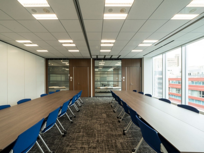 廊下側の全面ガラスウォールが視覚的な奥行きを作り出し、その奥に位置するRoom Cの窓からは自然光が入り込みます。白を基調とした内装が明るさを引き立てる、開放感に満ちた設計です。