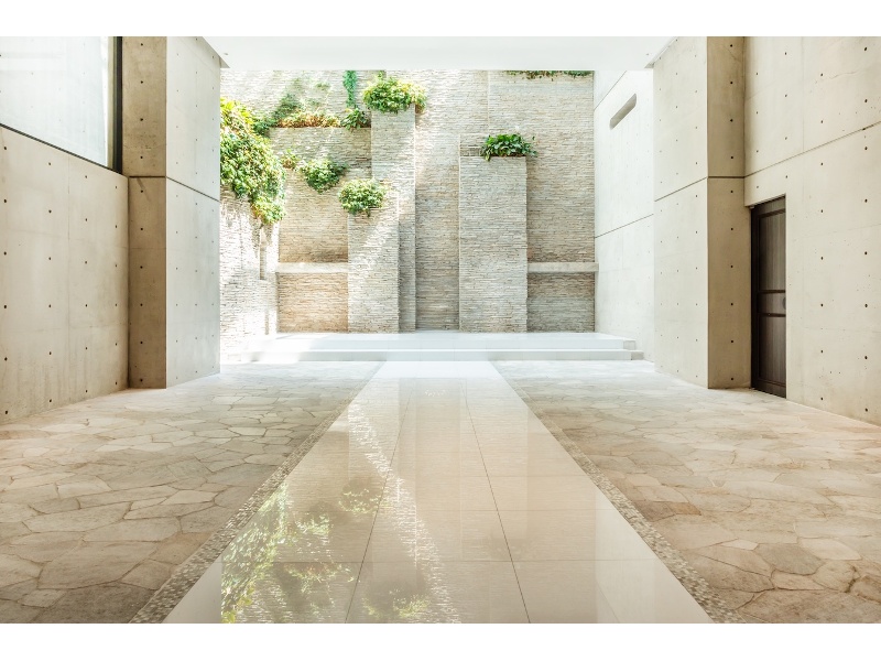 【Sky HALL】
天空に最も近いホール、シンプルながらも圧倒的な開放感を提供します
大きな窓から自然光が降り注ぎ、イベントを一層引き立てます