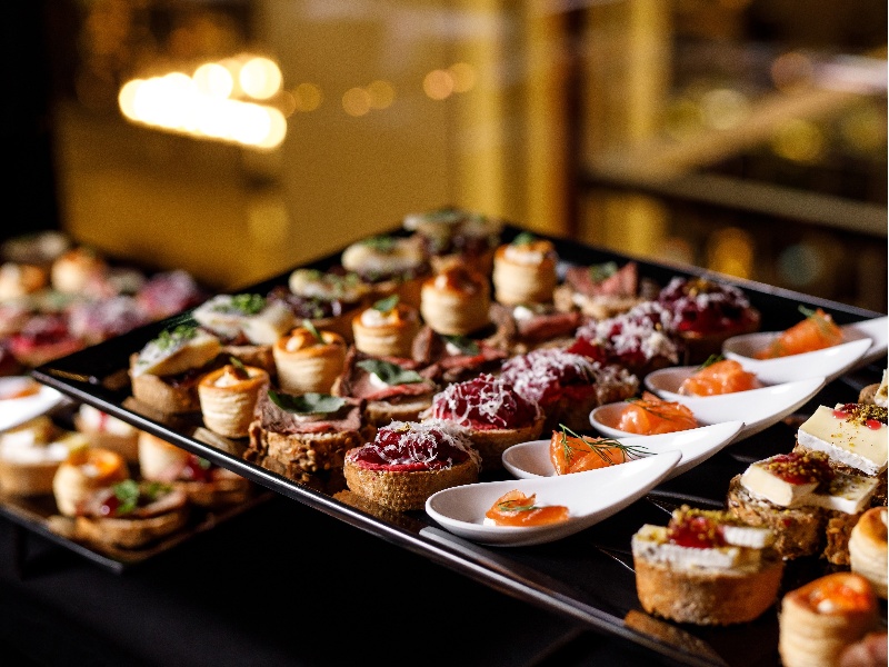 宴会やイベントの主旨、ゲストの特徴や属性に合わせた、味覚だけではなく、心を刺激する料理をご堪能いただけます。