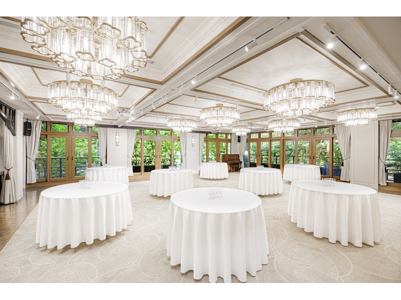 ・2F The Ball Room
2F 着席：128名様 　立食：160名様　面積 150㎡
開放的な二面ガラス張りの窓から差し込む自然光が美しく、「舞踏室」の名を冠する壮麗なバンケットです。