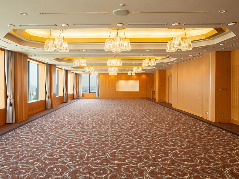 34階　スカイバンケット【Seiun -星雲-】
パーティー様式のイメージです。最大人数シアター150名、スクール90名、着席80名、立食100名での開催が可能です。面積・182㎡、天井高・3.0m、美しい六甲山の山並みを望める広々とした空間です。