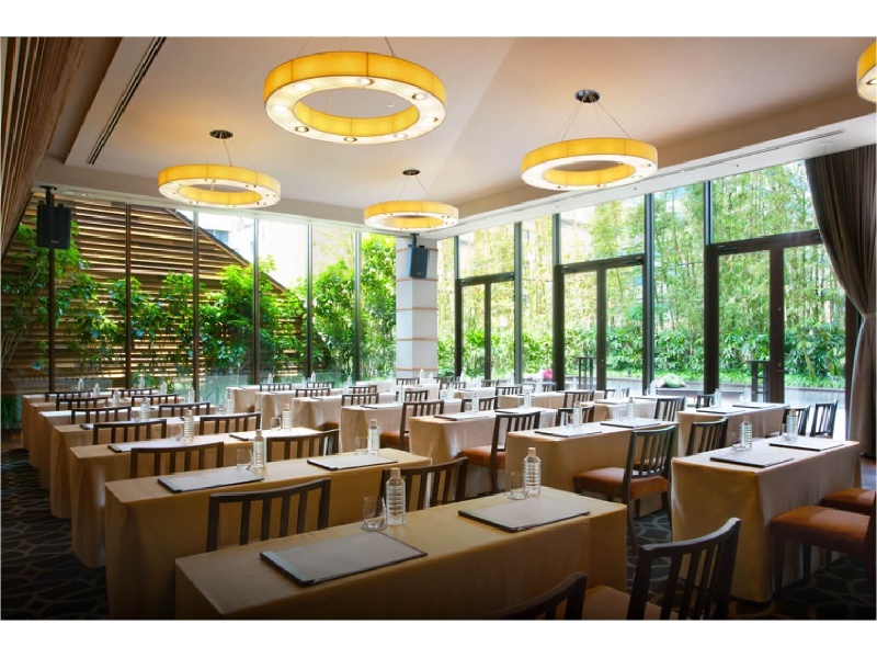 大小様々な規模の研修や会議にご対応できる会場がございます。大きな窓やテラスバルコニーのある会場や少人数で集中して会議を行っていただける
個室まで幅広いご提案が可能です。