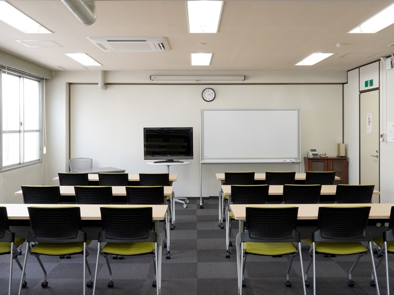 モニターやホワイドボード、またはプロジェクターが無料で使用できます。予約時にお申し付けください。※スクール形式　18名着席可能。