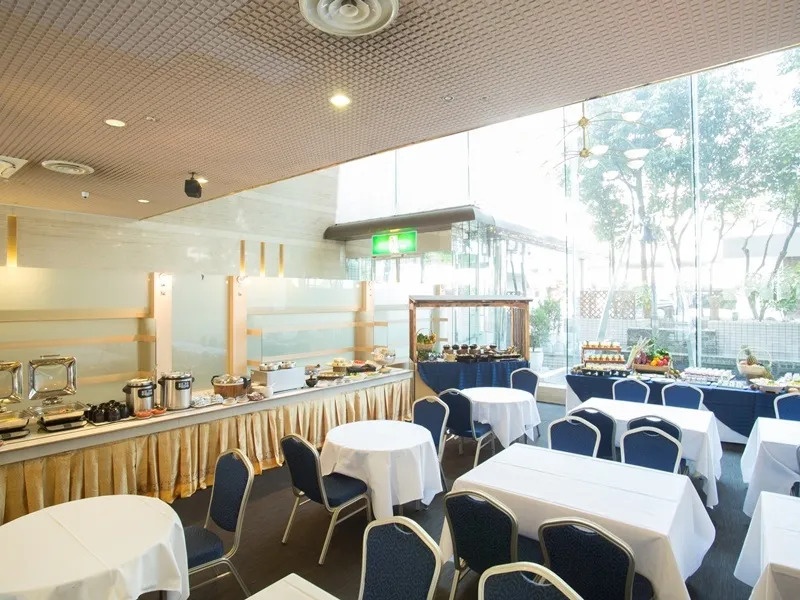 朝食会場
一日の始まりとなる大切な朝食に、約60種類の品数を誇る
和食・洋食のこだわりメニューをブッフェスタイルでご用意いたしました。
大人も子供も嬉しい定番メニューから大垣ならではのお料理を是非お楽しみください。