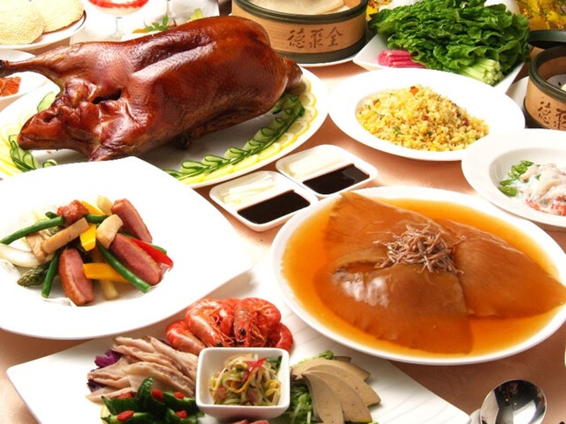 前菜から手作り点心、フカヒレ姿煮、伊勢海老料理、北京ダック、燕の巣デザートまで。一軒でここまで揃う宴会コースは他にない。料理で語れる宴会なら、全聚徳新宿店一択です。