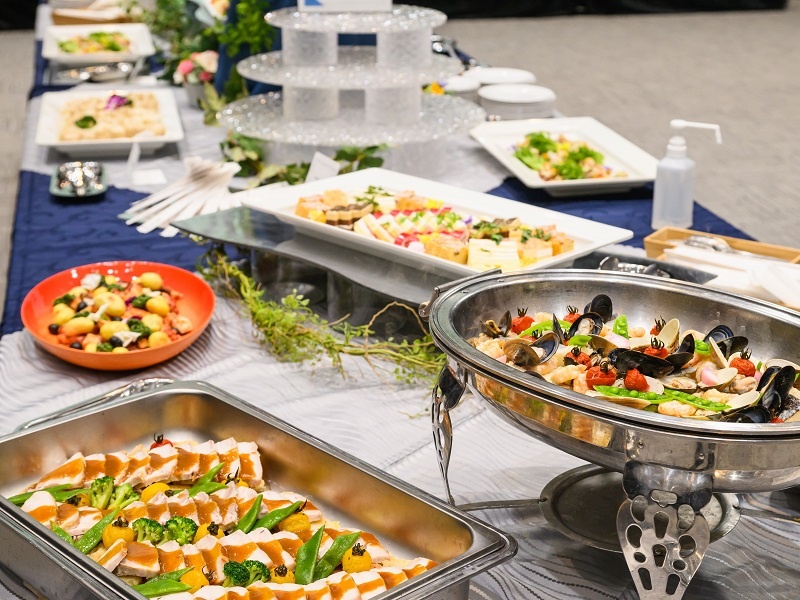 ケータリング（ホテル仕様のパーティー料理、お弁当、ドリンク等）はグループ会社と連携してご用意。※写真はイメージ