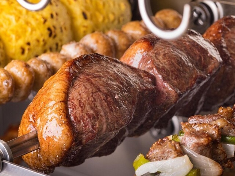 テーマパークのようなワクワク感！焼きたて塊肉のシュラスコ食べ放題で記憶に残る宴会・パーティーを演出いたします。