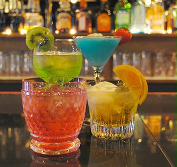 Bar On&Off（バー・オノフ）は、豊富な設備を生かして、結婚式二次会や貸切パーティーにもご利用頂けます！
100人以上も入店頂ける広いフロアーなので、大人数であっても安心して結婚式や貸切パーティーにお使い下さい！