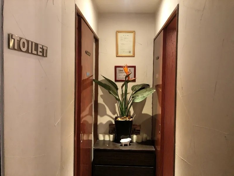 お手洗いは男女分かれています。
女性は2部屋使用可能。