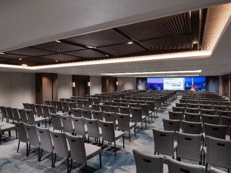 シアター形式最大400名収容可能