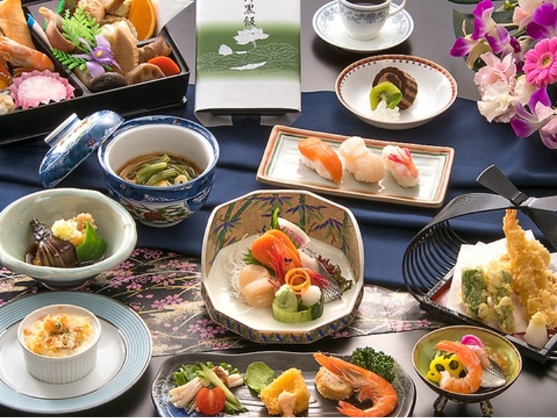 燦々(料理のみ)

和洋中先付/酢の物/刺身4点盛り/油淋鶏/天婦羅4点盛り/シーフードグラタン/生寿司3貫/蕎麦/デザート/コーヒー ※折詰・黒飯付は13130円(税込)