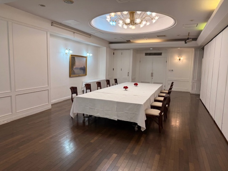 1Fアンバー（相向形式）（1/4セパレート）
広さ60㎡　高さ2.9ｍ
収容人数　最大　20名

白を基調とした洋室タイプの会場です。会議、宴会、展示会など多種にわたる会場提供が可能です。