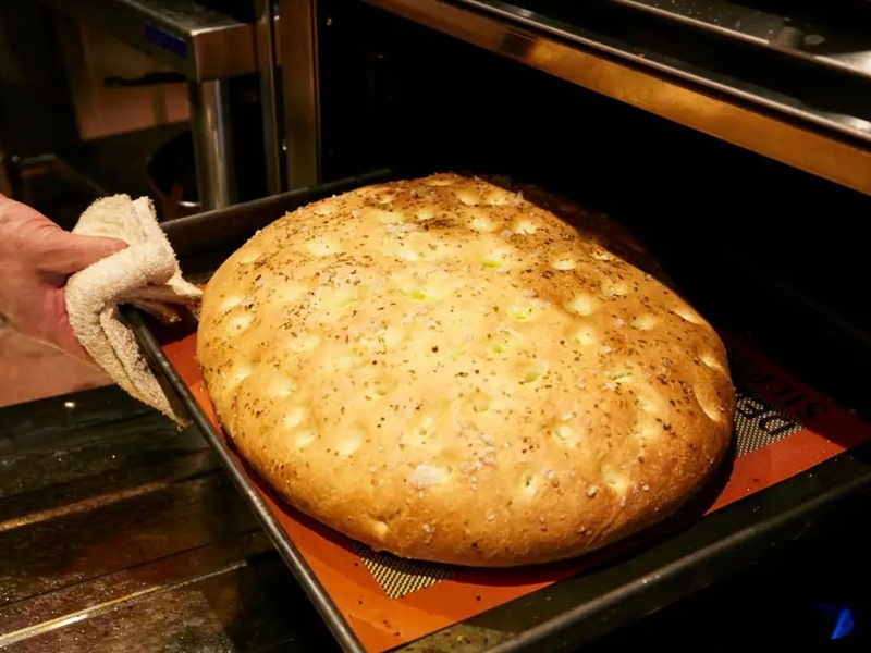 毎日オーブンで焼き上げる自家製フォカッチャは、シェフがトスカーナ修行時代に身につけた、上質なオリーブオイル香る伝統レシピ。ランチ＆ディナータイムとも、お好きなだけお召し上がりいただけます。お気軽にお申し付けください！