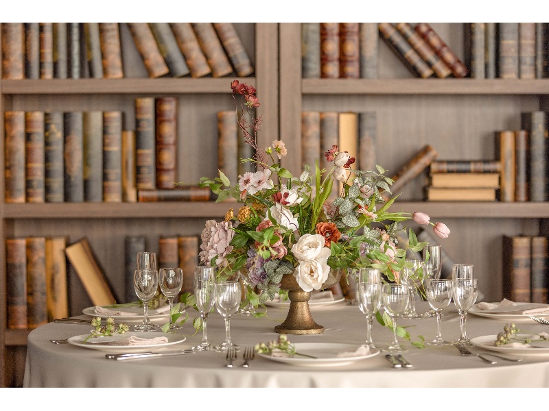 【ルビーノ】
ブラウン調の落ち着いた空間では、セミナーや会議・表彰式などのご利用もお勧めです。
【円卓着席】最適人数:96名　  最大:128名
【スクール】最適人数:130名　最大:150名
【シアター】最適人数:180名　最大:200名