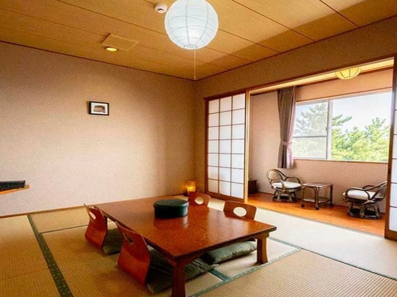 「和室」
落ち着いた雰囲気の10畳和室は、ご家族や小グループでのご利用にピッタリ！
お風呂あがりに畳にゴロンと寝転び、手足をゆっくり伸ばす…
日々の疲れを癒すのに最適なお部屋です。