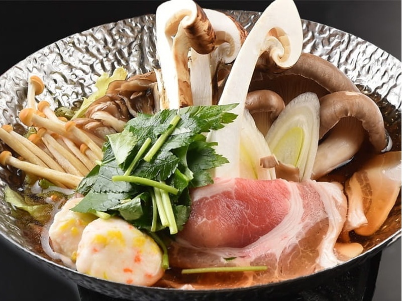 信州産の厳選食材を使った創作会席は、宴会をより豊かに彩る逸品揃い。温泉旅館ならではの落ち着いた雰囲気の中でご堪能ください。