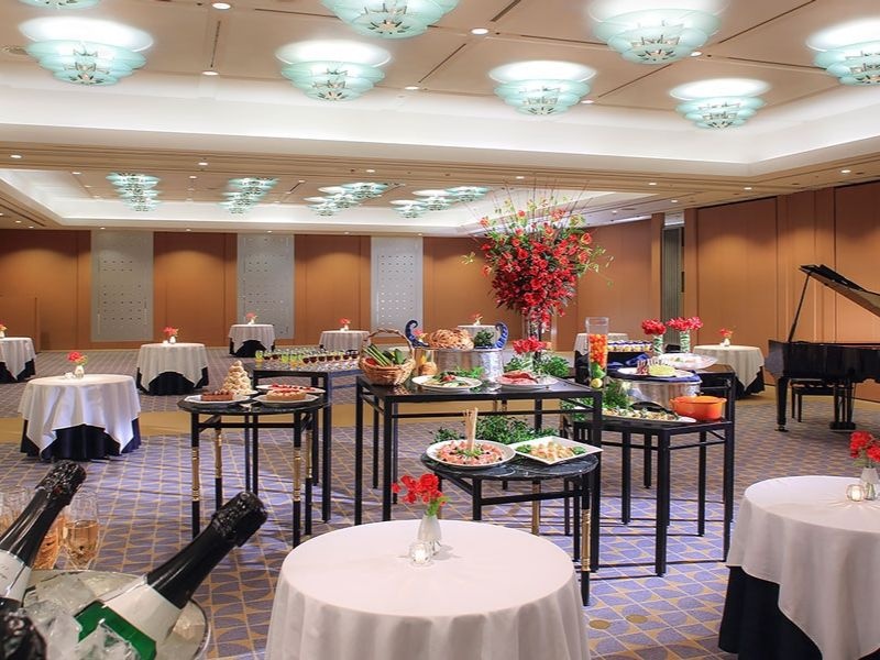 中宴会場「シンシア」
月をイメージしたシャンデリアが木質の壁に映える、しっとりとした優雅な宴会場です。パーテーションで仕切れば、正餐スタイルで72名様をお迎えできる、ご披露宴にも最適な空間が生まれます。