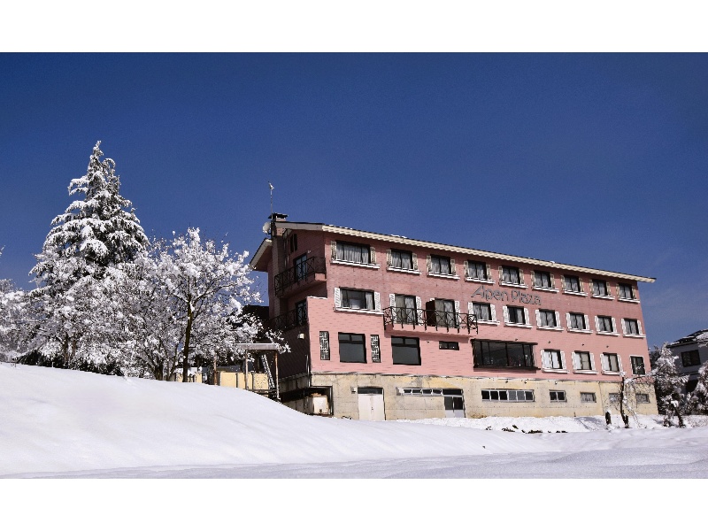 【冬外観】ロビー・お部屋からは雪原と里山の原風景が見渡せます。