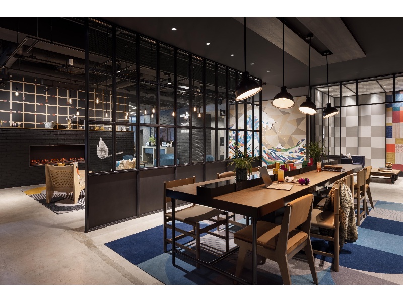 ライブラリー（1階）：
広いテーブルや座り心地の良さそうなソファーなども随所に置かれ、インスタポイントも随所に。電源やUSBをつなぐ場所もたくさんあるので、コワーキングスペースとして人気。

MOX BOX（※右上写真）は、数人で集うパーフェクトなスペース。