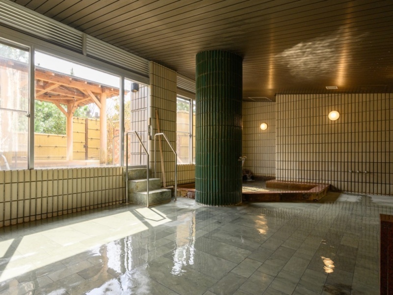 ６つある温泉風呂の中で、もっとも広くゆったりとしたお風呂。 静かに満ちる源泉かけ流しの湯と差し込む光が、心と身体を芯からほどいてくれます。 貸切利用も可能な贅沢な空間で、団体でも気兼ねなく癒しの時間を。