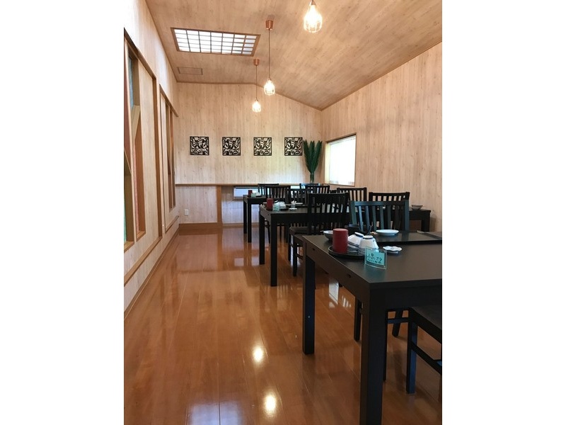 せせらぎの間
8名様から16名様までご利用可能です。
テーブル席のお部屋です。