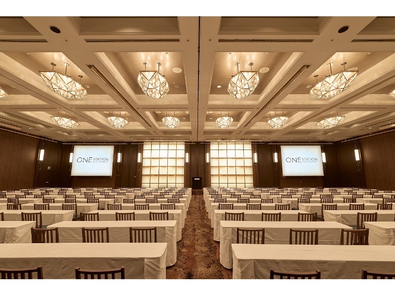 大宴会場【BALLROOM 01】スクール形式は最大450名、シアター形式は700名収容可能
